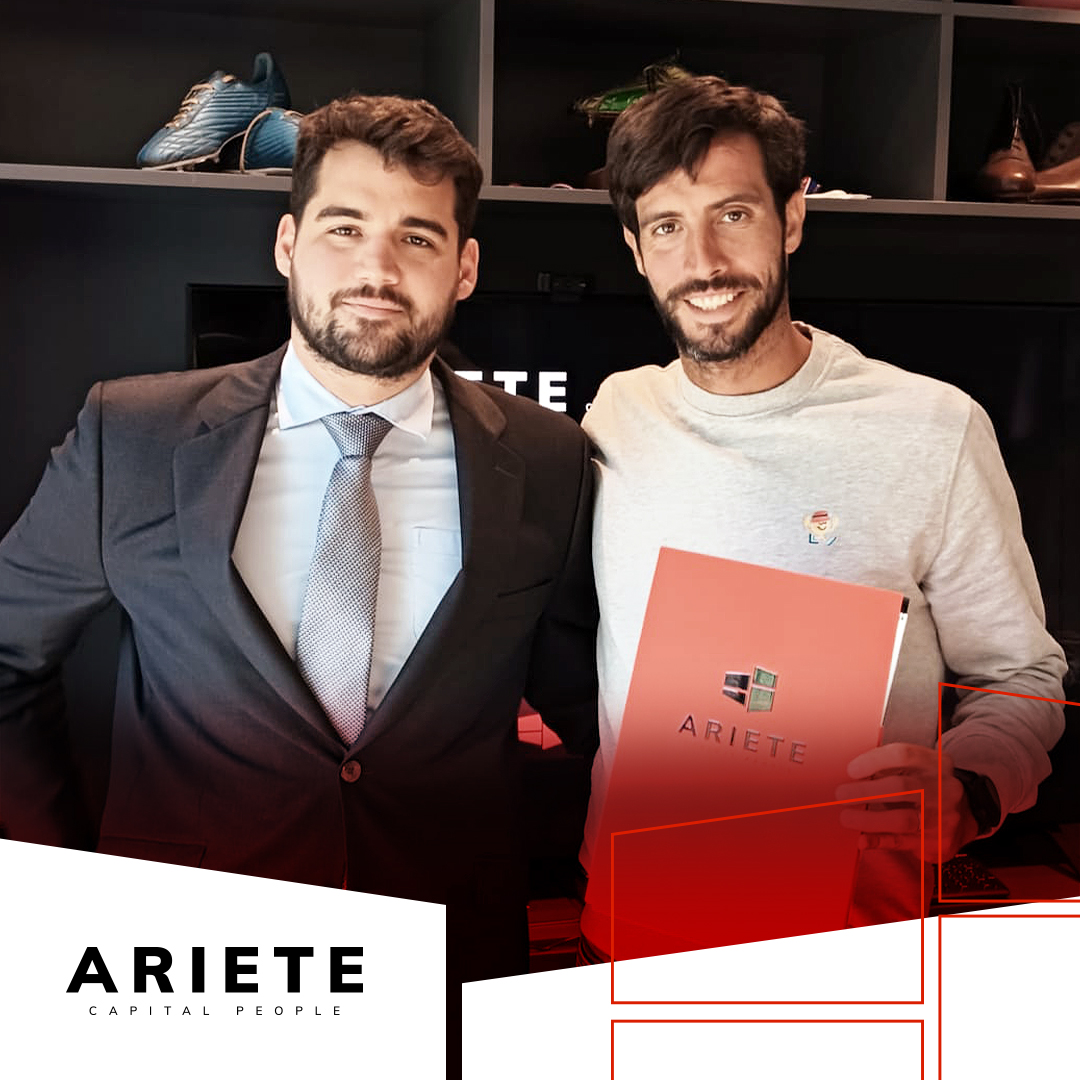 Arietecapital's tweet photo. 📸 Marc Valiente, líder y #futbolista profesional, visita las oficinas de Ariete.
El deportista ha analizado junto a su #CapitalManager el #CapitalPlan que le permite mantener su independencia #financiera tras su retirada del mundo del fútbol.
#ArieteCapitalPeople https://t.co/0cDvpunpyJ