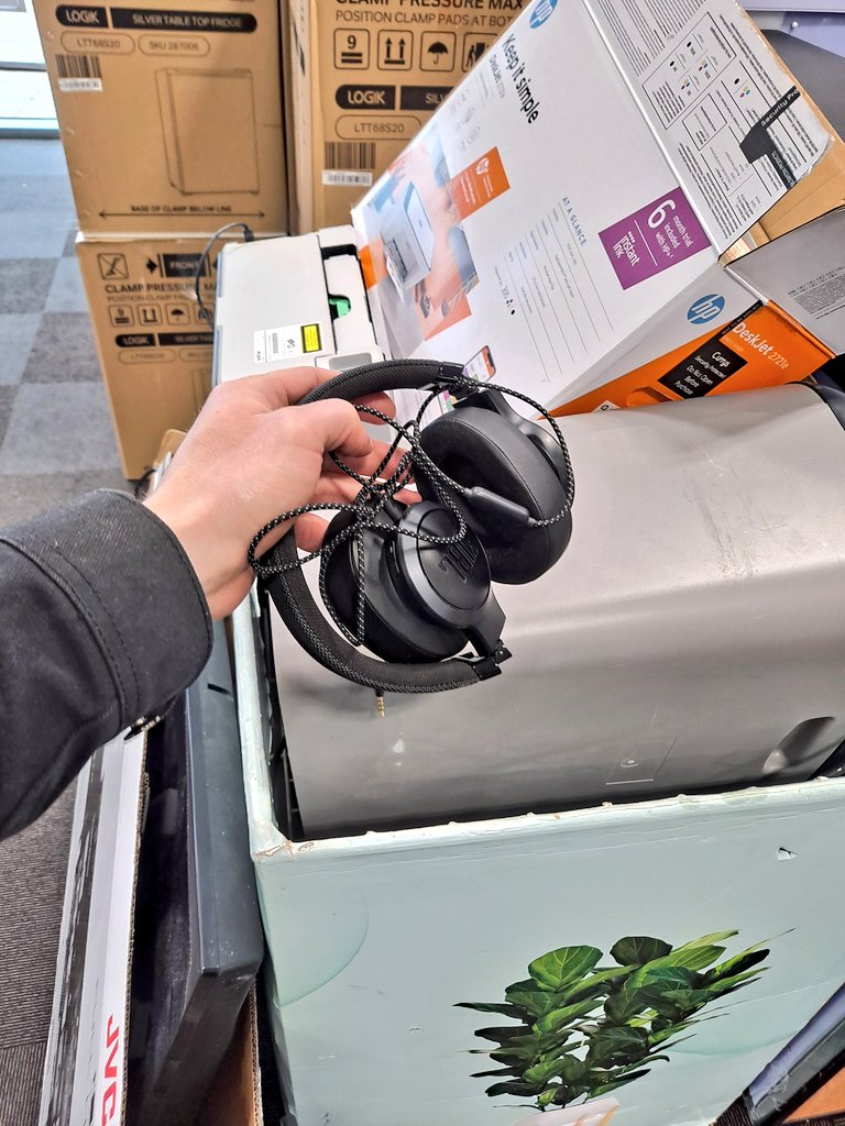 SiroNik0's tweet photo. @currys Recycled at Cambridge Retail Park #CurrysCashforTrash https://t.co/oDeACwyL2b