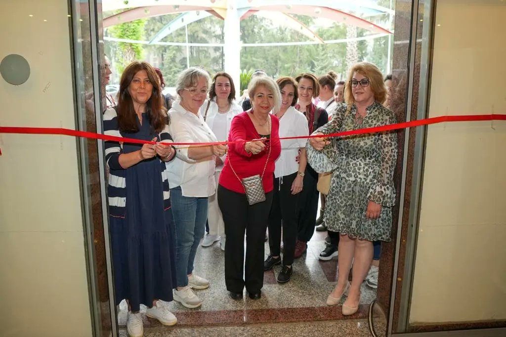 GaziemirBel's tweet photo. Resim kurslarımıza katılan yetişkin kursiyerlerimizin eserlerini, yıl sonu sergisiyle sanatseverlerin beğenisine sunduk. Gaziemir Ulusal ve Uluslararası Çocuk Şenliği Kültür Evi’ndeki sergimizi, 26 Mayıs Cuma gününe kadar ziyaret edebilirsiniz. https://t.co/dY3MsBU1PU