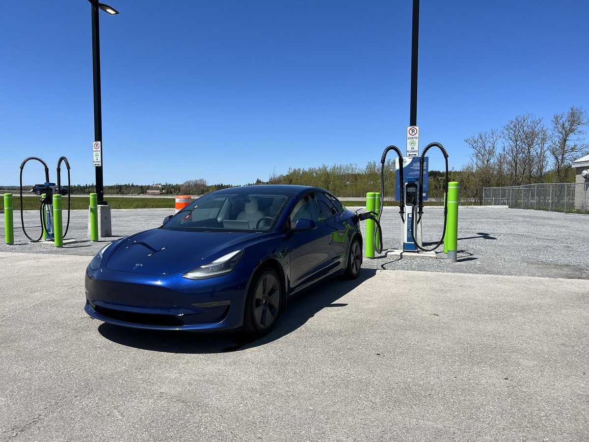 poffule2's tweet photo. 10/10 Now charging on @KempowerOyj in Rivière-du-Loup, Québec! Extremely easy to use with a max of 300A, got a Shell and a St-Hubert right by the highway. @RateYourCharge Excited to see them coming to North-America https://t.co/3yRb9trJC4