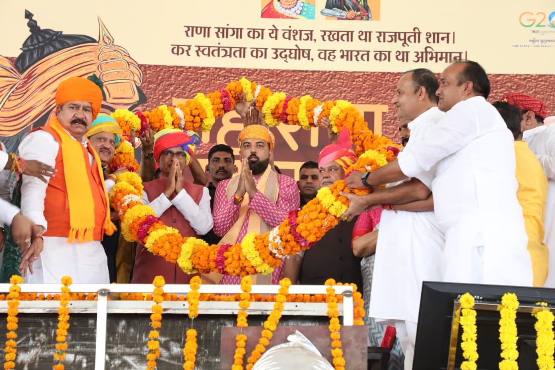 भोपाल के मनुआभान टेकरी पर राजमाता महारानी पद्मावती जी की प्रतिमा अनावरण के अवसर पर मोतीलाल नेहरू स्टेडियम, लाल परेड ग्राउंड भोपाल में आयोजित कार्यक्रम में शामिल हुआ...