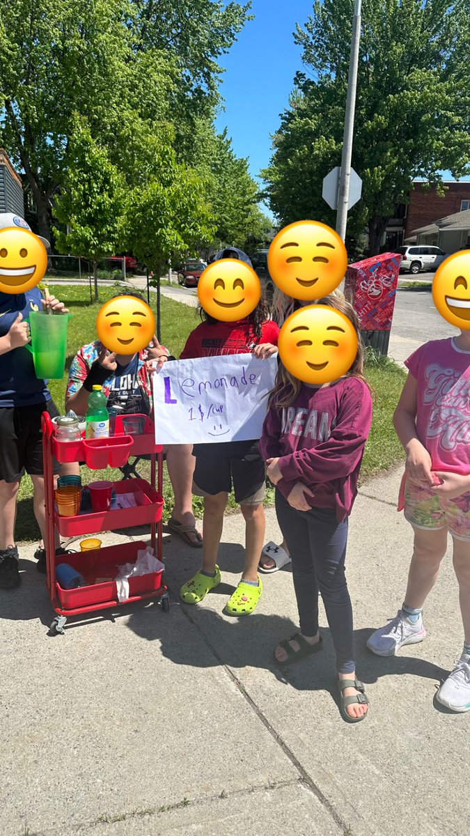 The neighbourhood kids have a lemonade stand across from Patro! Can confirm the lemonade is a 10/10. Let’s support these entrepreneurial kids #lowertown #sandyhill #ottbike #ottawa