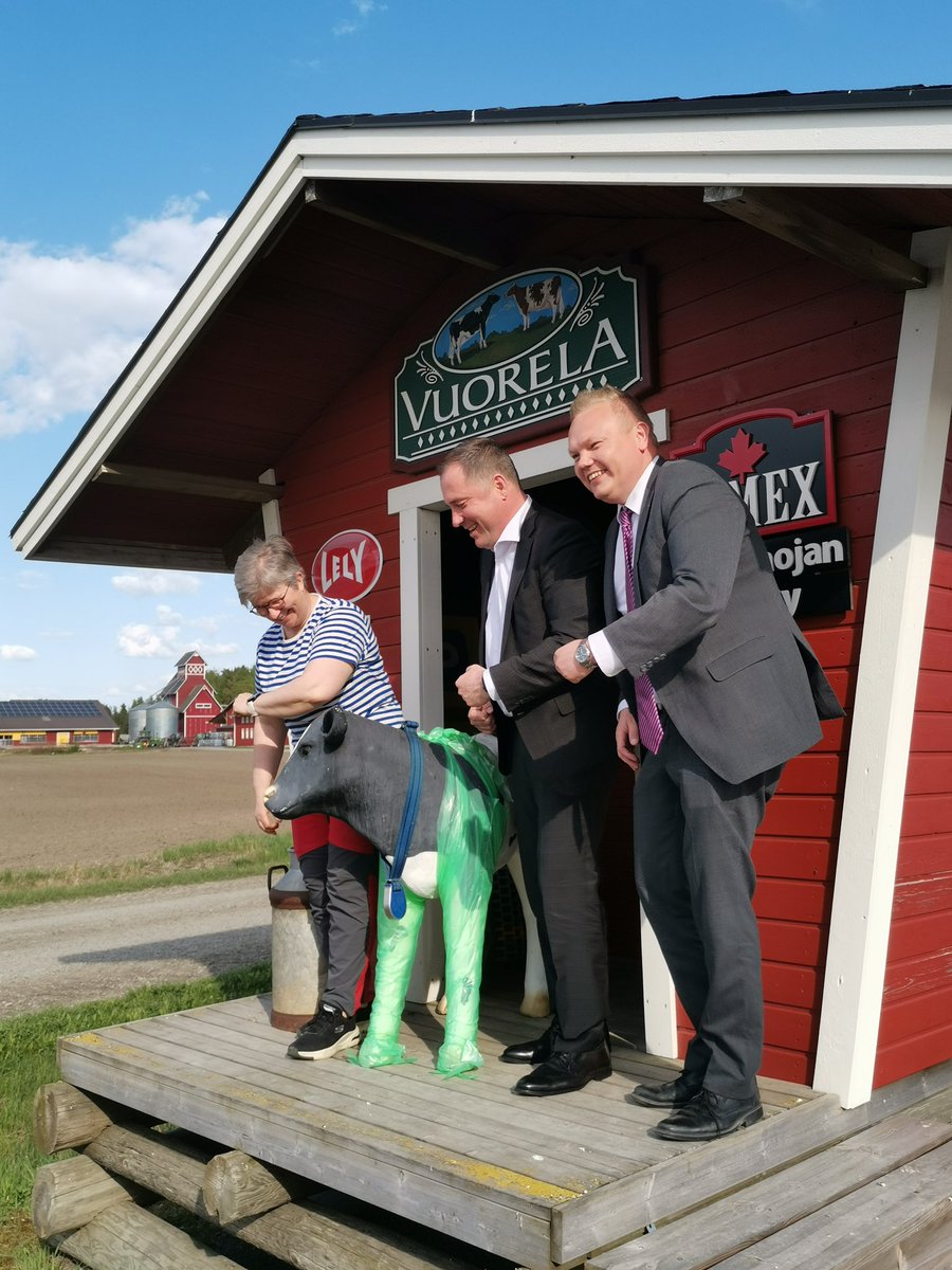 mmm_fi's tweet photo. Maa- ja metsätalousministeri Antti Kurvinen tapasi tänään Latvian maatalousministeri Didzis Šmitsin Seinäjoella. Kolmipäiväisen vierailun aiheita ovat julkiset elintarvikehankinnat, ruokapalveluiden kestävyys, kouluruoka, ja maatalouden ajankohtainen markkinatilanne.

1/ https://t.co/Ws4HhoXnxk