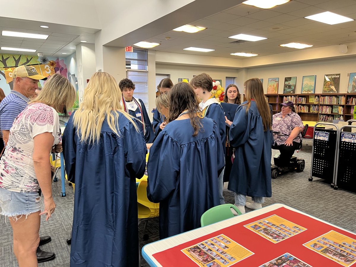 KellerISD's tweet photo. .@WillisLaneES warmly welcomed returning graduates to campus, inviting them to stroll down memory lane. Seniors were treated to a parade through the hallways and were met with enthusiastic applause and plenty of high-fives from their fellow Wranglers. #CelebrateKISD #KISDGrad23 https://t.co/km81mKRWoX