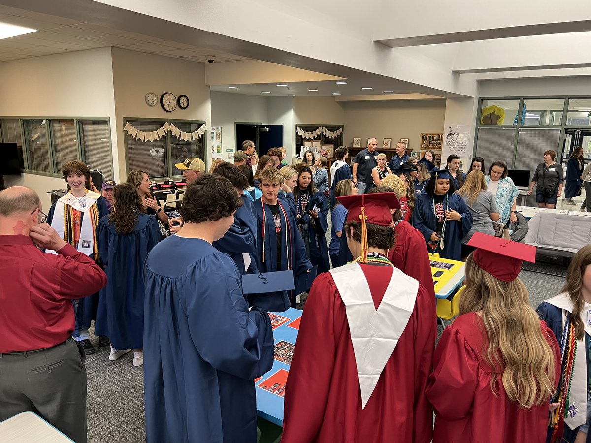 KellerISD's tweet photo. .@WillisLaneES warmly welcomed returning graduates to campus, inviting them to stroll down memory lane. Seniors were treated to a parade through the hallways and were met with enthusiastic applause and plenty of high-fives from their fellow Wranglers. #CelebrateKISD #KISDGrad23 https://t.co/km81mKRWoX