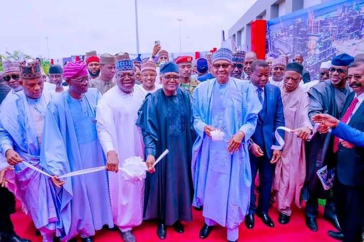 nigeriantribune's tweet photo. PHOTOS: Buhari Inaugurates $18bn Dangote Refinery
——
President Muhammadu Buhari has  inaugurated Dangote Petroleum Refinery in Ibeju-Lekki, Lagos, which was constructed at the cost of $18 billion. https://t.co/7JbwTklwW3