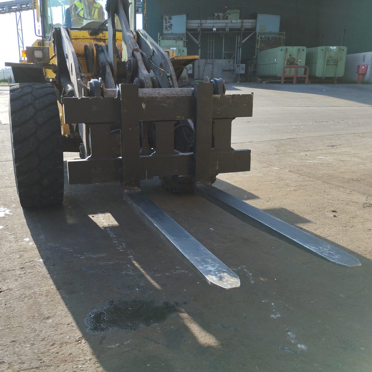 cohidrex's tweet photo. Entrega de pinzas #portapalets #TrasteelTech customizadas para planta de #reciclaje 🤗
➡️Largo especial de 1600 mm.
➡️Capacidad de carga 6000 Kg.
➡️Montadas en #Volvo L90
¡Vamos a por la semana!💪
.
.
.
#CompromisoCohidrex #CommittedToYou #Implementos #Attachments https://t.co/JDE34nTLTI