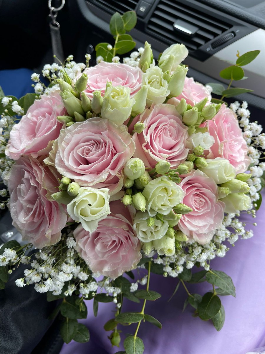 lorchideafiori's tweet photo. Una grande #cerimonia per una stupenda #coppia di #sposi 
#weddingday  #matrimonio #lorchideafiori https://t.co/rEfCEGDunQ