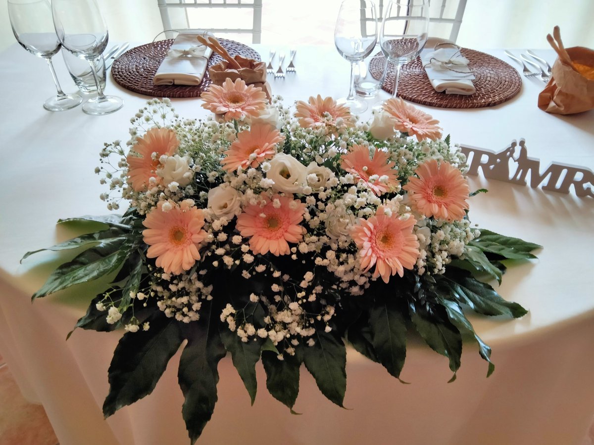 lorchideafiori's tweet photo. Una grande #cerimonia per una stupenda #coppia di #sposi 
#weddingday  #matrimonio #lorchideafiori https://t.co/rEfCEGDunQ