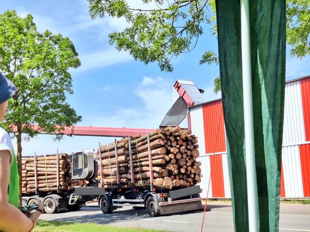 Heute wieder qualitativ hochwertige Holz Lieferungen für #Wismar Pellets dokumentiert. Mit einigen Anwohnenden gesprochen, die alle unter dem Holzstaub des Unternehmens leiden. Augen jucken, Lunge brennt, in den Räumen sei ein ewiger 'Holzregen'.
#StopFakeRenewables
#Energiewende