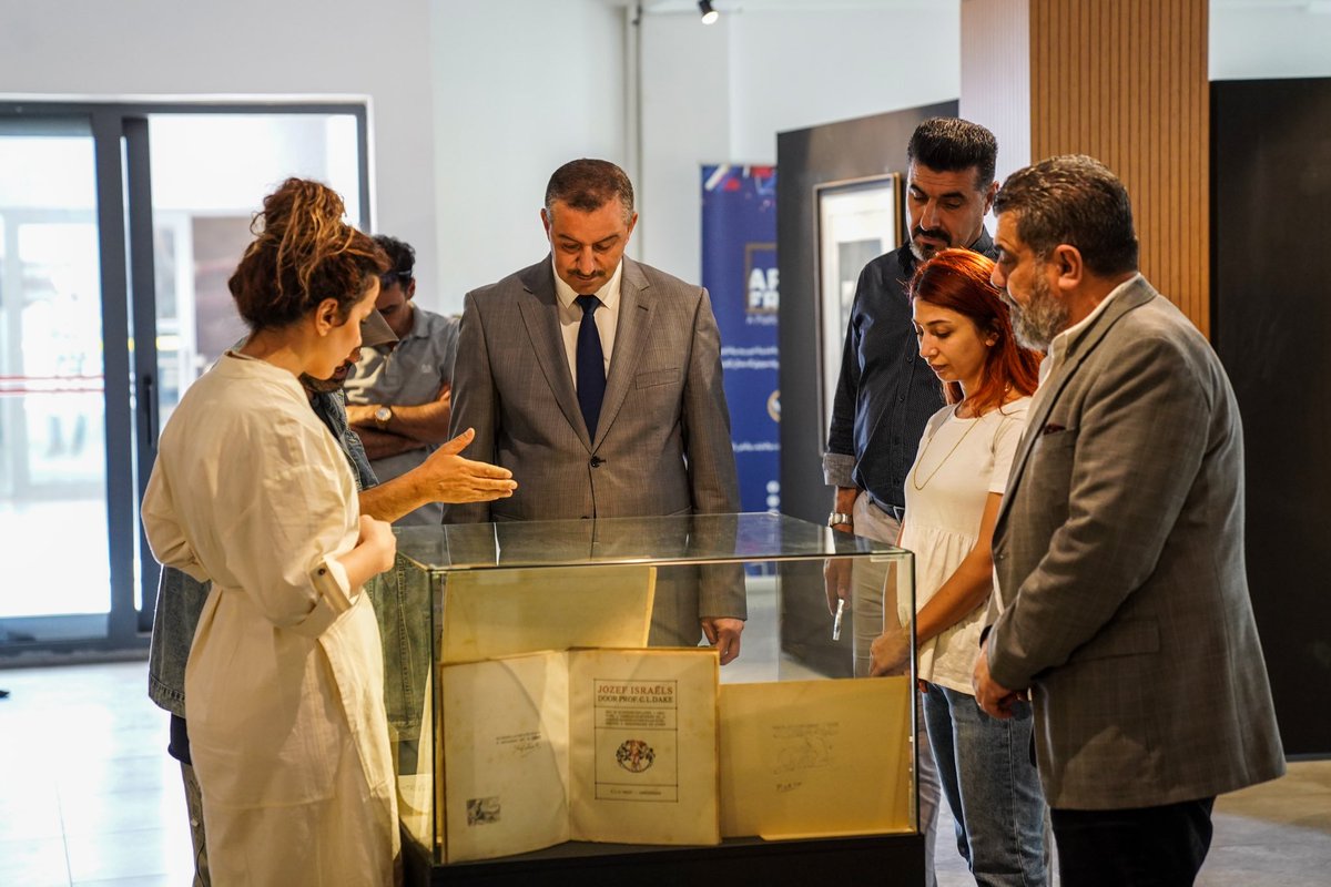artfrosh's tweet photo. Haval Abubakir, Governor of #Sulaymaniyah province, at the "Artfrosh and the International Paintings."

هفال أبو بكر، محافظ السليمانية في معرض ( آرت فروش واللوحات العالمية)

#Artfrosh #VimFoundation #FugaIraq #Iraq #Kurdistan #Sulaymaniyah #Art https://t.co/ldor0uy4X2