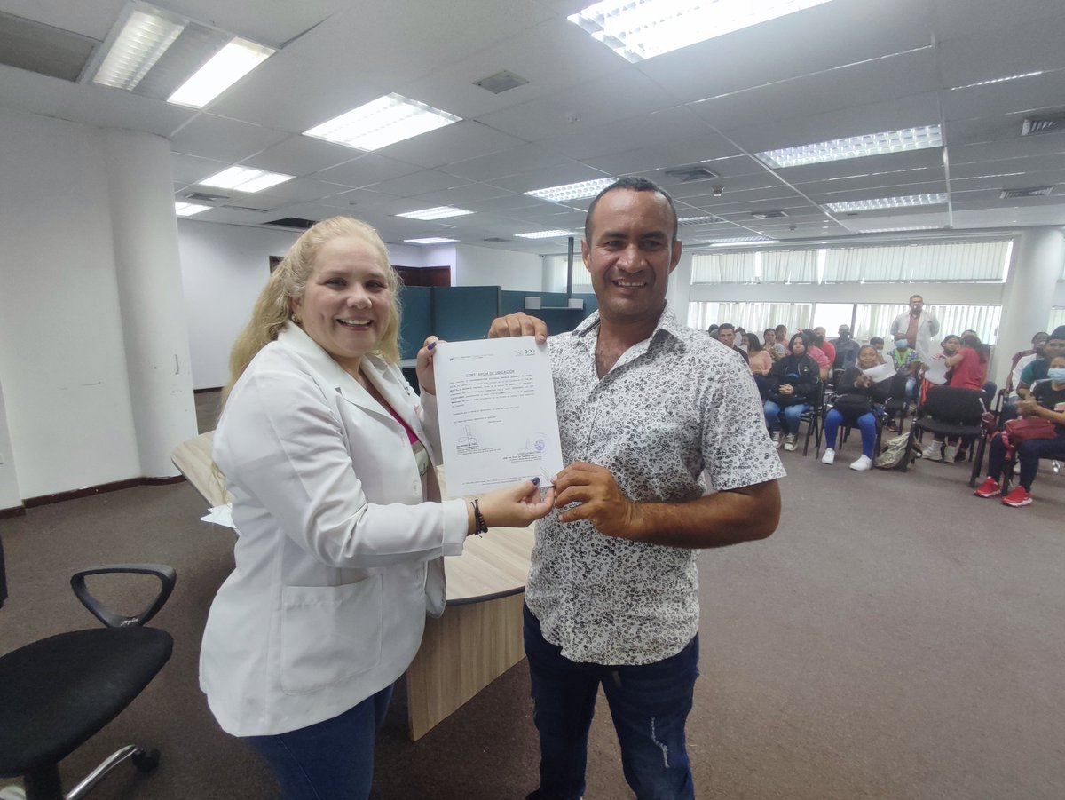 ¡Crece la familia Barrio Adentro-Zulia para seguir llevando salud al pueblo! Hoy lunes, La doctora Naibelis Finol, coordinadora Regional de Barrio Adentro-Zulia le dió la bienvenida a 78 nuevos ingresos que laboran en las Áreas de Salud Integral Comunitarias. <a href="/geovannireuma/">Geovanni Jose Peña G</a>
