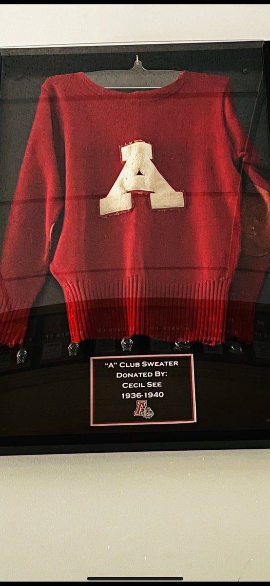 🚨Inbox joins the Ainsworth fun🚨 An amazing letter sweater from 1940 on display.