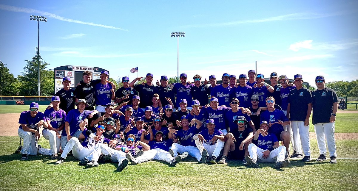 🤍🖤💜 Grit, Grace, Teamwork and Family. That’s what this team is made of!! #inittowinit #finalfour #DB4L @flcbaseball @DustinNiles3