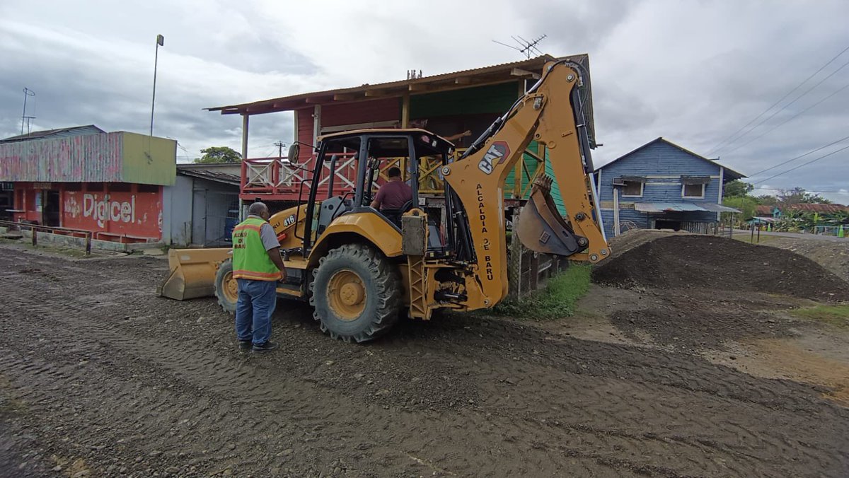 AlcaldiadeBaru's tweet photo. Iniciando una semana más! Hoy lunes, nuestro equipo de trabajo se trasladaron a la comunidad de Finca Blanco, sector conocido como San Miguelito, corregimiento de Rodolfo Aguilar Delgado, para las labores de rehabilitación de calles de acceso, para el beneficio de los moradores. https://t.co/po9PnmSY1S