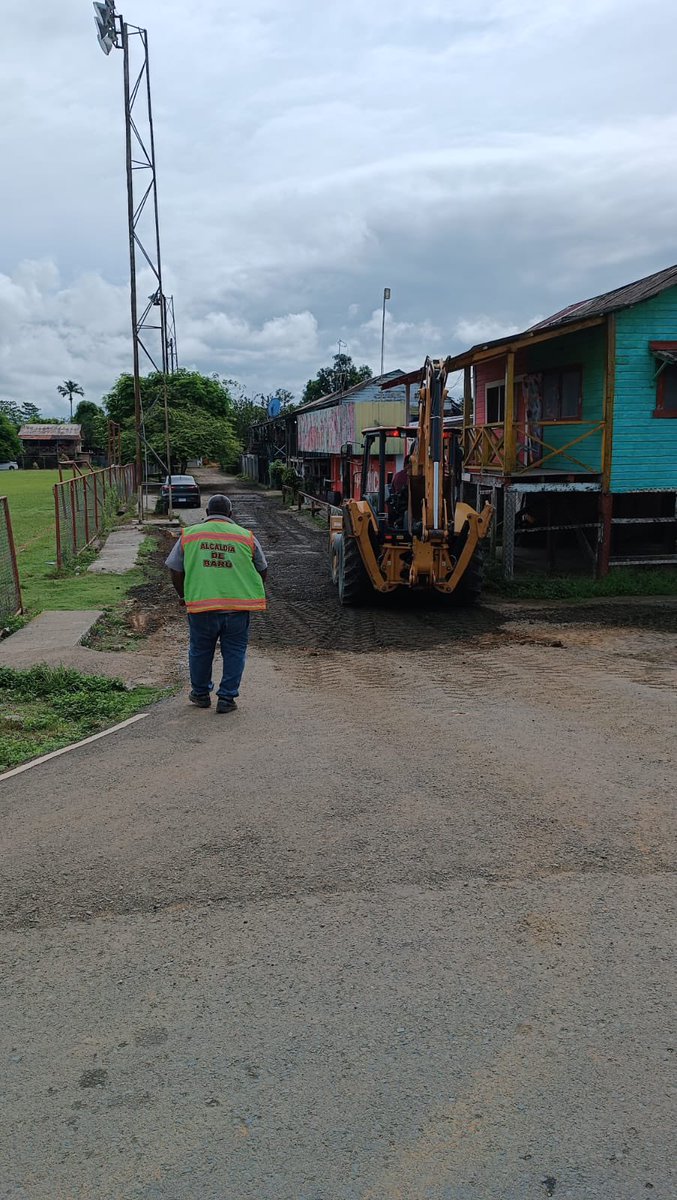 AlcaldiadeBaru's tweet photo. Iniciando una semana más! Hoy lunes, nuestro equipo de trabajo se trasladaron a la comunidad de Finca Blanco, sector conocido como San Miguelito, corregimiento de Rodolfo Aguilar Delgado, para las labores de rehabilitación de calles de acceso, para el beneficio de los moradores. https://t.co/po9PnmSY1S