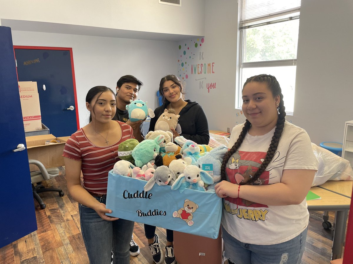 SandraVEspinoz1's tweet photo. @AnthonyHighSch1 NHS delivers Cuddle Buddies to Elementary Counselor❤️@_AnthonyISD https://t.co/2L05SVgPGJ