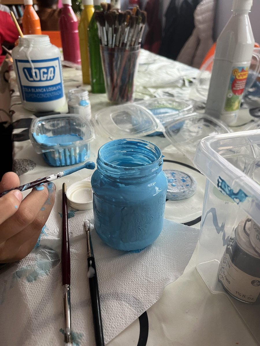 Xuntos_Oviedo's tweet photo. Comenzamos una semana en #Xuntos 
El día no está para mucho hoy, ☔️así que nos dedicamos a decorar botes, a fabricar casitas de pájaros, jugar interminables partidas al parchís¡la lluvia no nos impide divertirnos!🧑🏻‍🎨
#somosMaristas #SonrieMaristas #Sonriedecorazon #MaristasOviedo https://t.co/rZnWVxHjsm