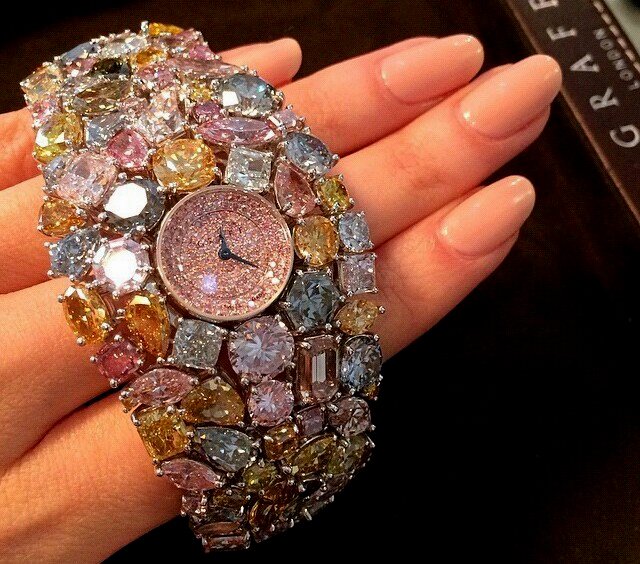 Graff Diamonds Hallucination
This magnificent watch is one of the 12 most expensive watches in the world, and it really is a hallucination of such beauty!
choosethemoon.com/en/blog/12-mos…