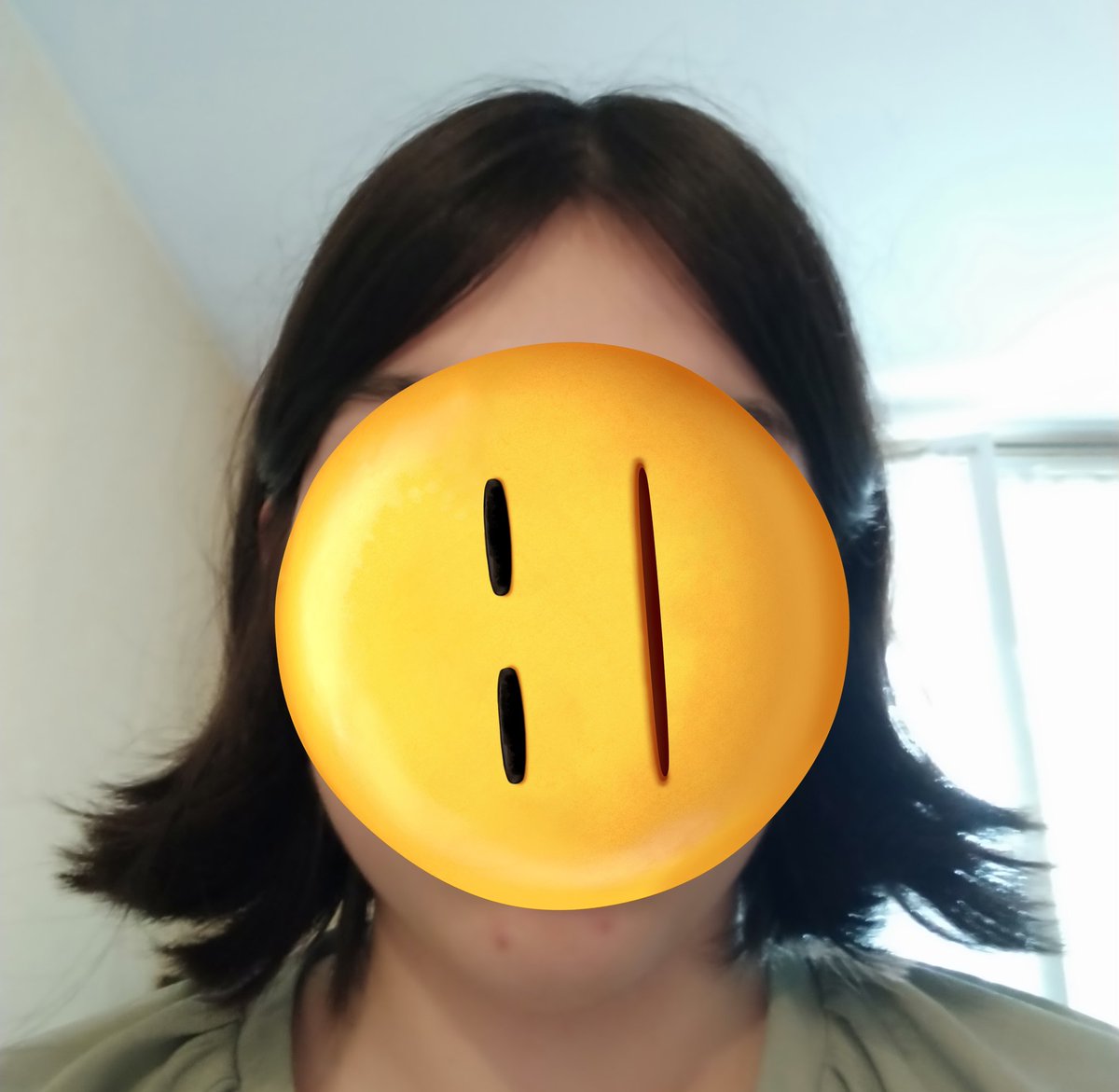 potichat17's tweet photo. Voilà la coupe que je dois me taper jusqu'à que ça repousse. Juste envie de décéder. Et franchement qu'elle mauvaise fois de me dire "j'ai pas fait exprès" alors qu'elle m'a coupé plus de 20cm de cheveux. https://t.co/04NVqsFB90