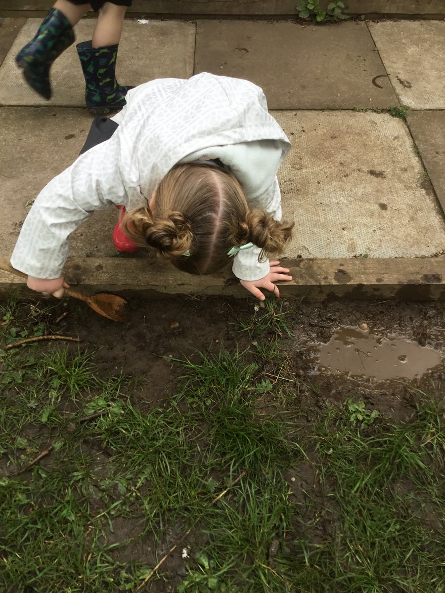 braunstone_cps's tweet photo. F1 enjoyed creating habitats for worms, developing their language when discussing what we need to provide for them. #EYFS #EYFSBCPS #worms https://t.co/xWA3bXMlmQ