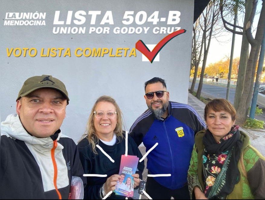 AndreBlandini's tweet photo. Hemos terminado de #recorrer Villa Hipódromo.
Los habitantes se mostraron dispuestos a compartir sus preocupaciones, necesidades y expectativas, nosotros tomando nota de sus inquietudes y comprometiéndonos a transmitirlas. ✍️
#GodoyCruz #AndreaBlandini #NosUneElFuturo #Lista504B https://t.co/2RxE2yvKPa