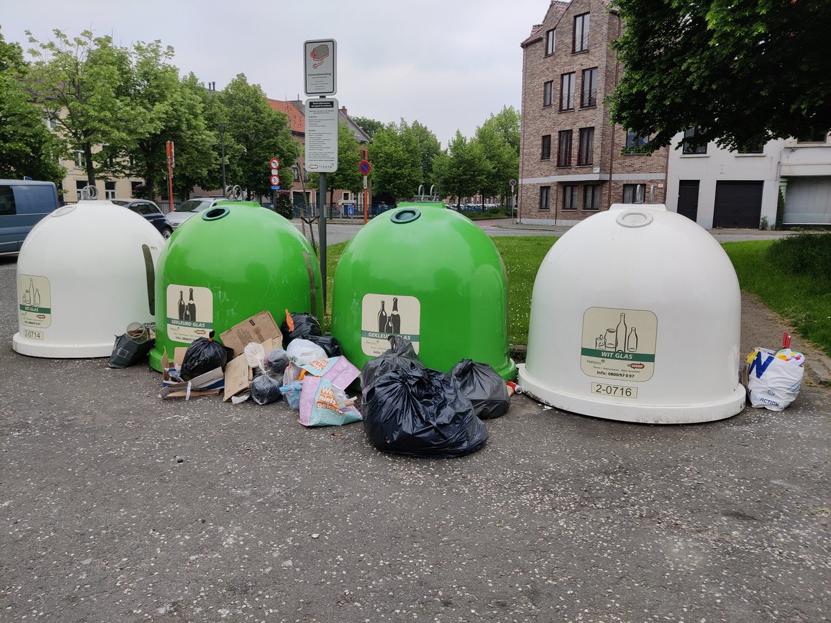 MattiDelang's tweet photo. Wanneer gaan jullie hier eens iets aan doen? Elke dag is dat hier hetzelfde liedje... Waarom zou een gewone burger voor huisvuilzakken betalen als dit ongestraft kan, stop met de straffeloosheid!!

Schandalig

@StadTienen https://t.co/al5t8Yn7sq