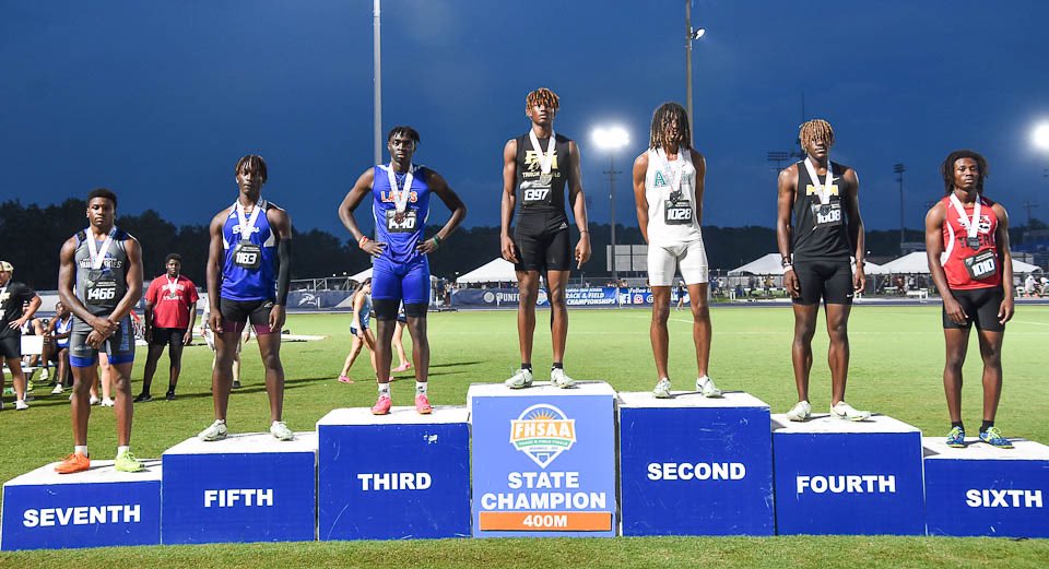 Immediately after anchoring the 4x100m relay, <a href="/aidanjdixon/">ajd</a> cruised to a 2nd 🥈 place finish in the 400m with a time of 46.71 - his 5th time running sub-47 this season!