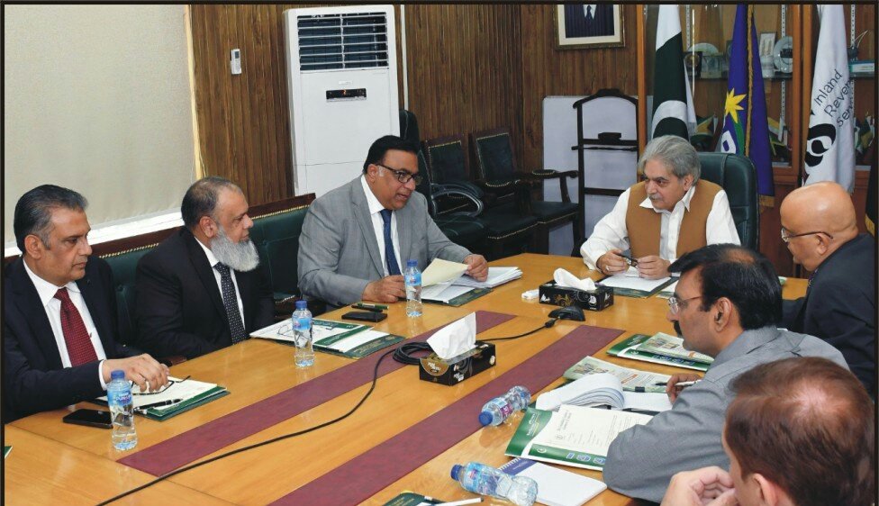 ڈاکٹر خرم طارق صدر ایف سی سی آئی کی سینئر نائب صدر ڈاکٹر سجاد ارشد کے ہمراہ وزیراعظم پاکستان کے معاون خصوصی براۓ ریوینو  طارق محمود پاشا سے ملاقات کے دوران اہم معاشی امور پر تبادلہ خیال کر رہے ہیں۔