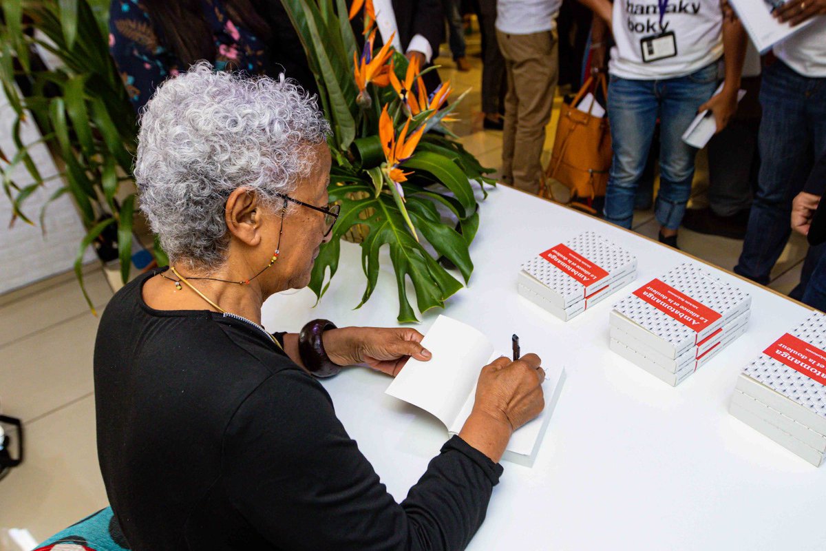 DebordFrederic's tweet photo. Nous avons tenu à honorer Michèle Rakotoson, lauréate du Prix Orange du Livre en Afrique 2023 de la @FondationOrange. @Orange_mg lui a également offert un « Livre d’Or » en reconnaissance de son engagement sans faille pour la promotion du livre et de la lecture à #Madagascar ! https://t.co/0GdO9cLy2d