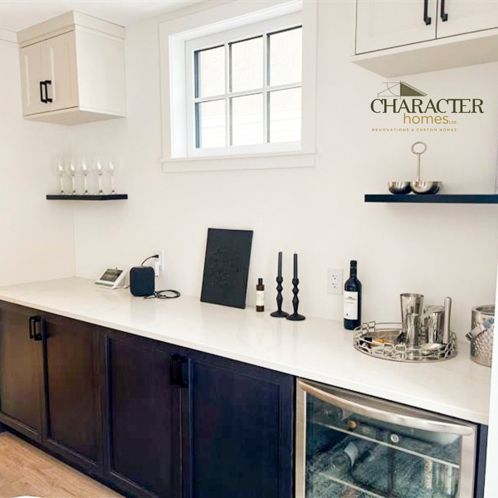 CharacterLtd's tweet image. This newly renovated kitchen has a chic and classy vibe with the white walls, white cabinetry with black hardware and contrasting black cabinetry on the bottom with a bonus wine fridge. 
#CharacterHomes #HomeReno #HomeBuilder #customhomes