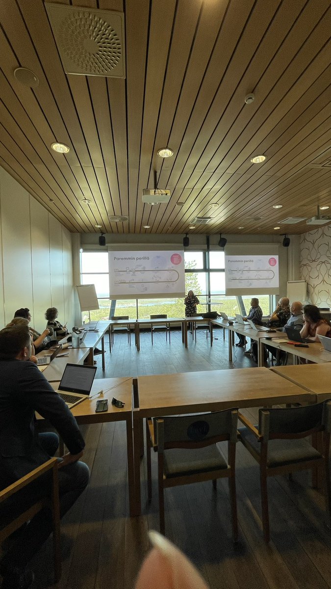 Tänään yhden lemppariaiheeni äärellä Levillä yhdessä kehittäjäkollegoiden kanssa. Kestävän matkailuliikkumisen kehittäminen. 🫶 Sain pitää kuntien puheenvuoron kuntatoimijoiden näkökulmasta. Paljon on potentiaalia ja kehitettävää - haasteitakin piisaa! <a href="/OpenArcticMaaS/">Kestävän liikkumisen palveluiden ekosysteemi</a>