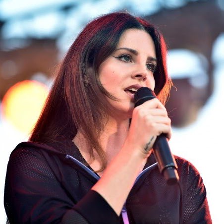 lanadelreynbr's tweet photo. 🚨 AGORA: Com base na programação da Multishow, a show de Lana Del Rey no “MITA Festival” deve durar 1h30, em 2018 com esse mesmo tempo a artista conseguiu cantar 17 músicas, contando com os mashups, cover e unreleadsed. https://t.co/zTtQb58jxp
