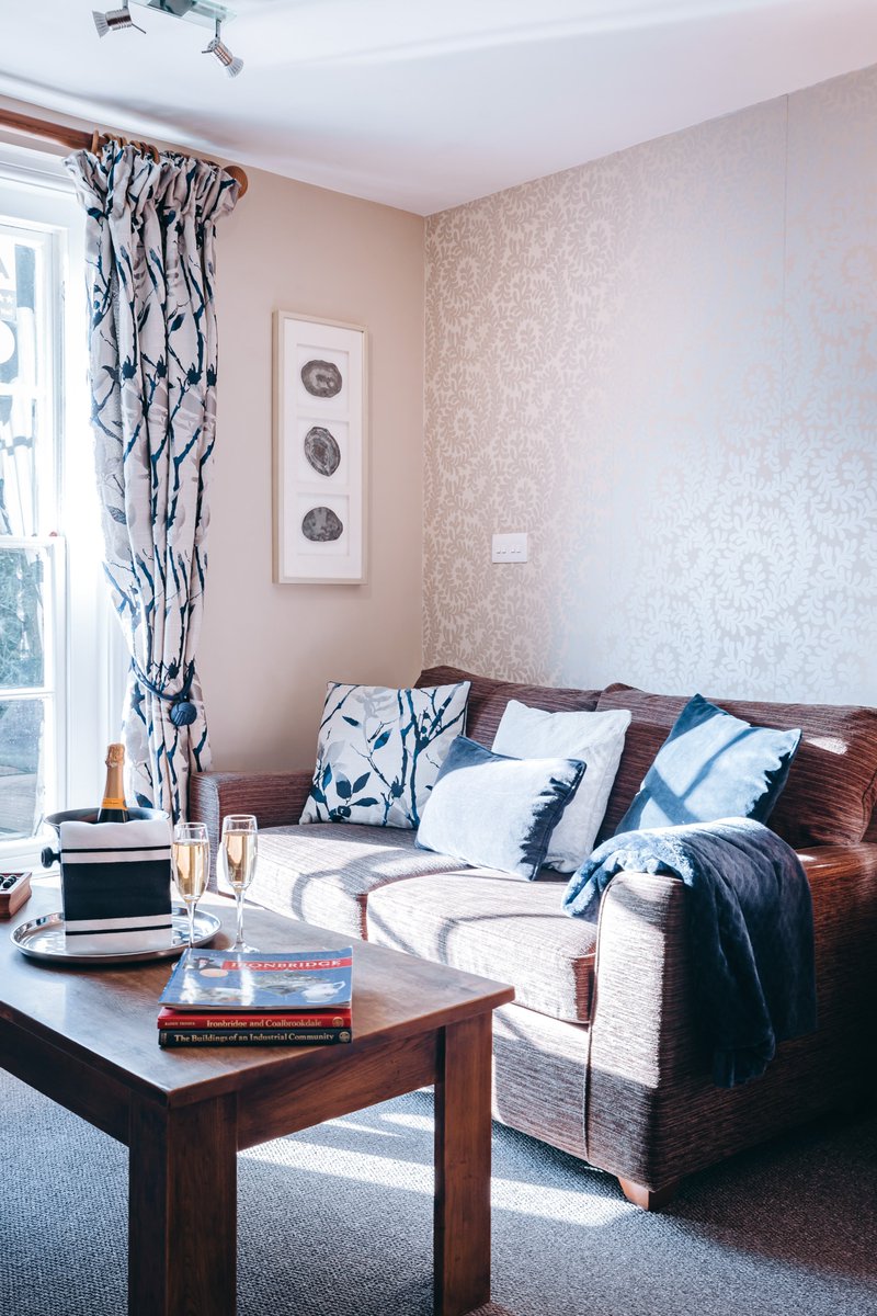 The perfect spot to relax and watch the world go by..... 
#cosycorner #luxuryretreat #retreat #getaway #boutiquestyle #interiorinspo #relax #interiors #luxury #livingroom #timetogether #staycationuk #holidayhomerental #chilltime #ironbridge #awardwinning #aahospitality