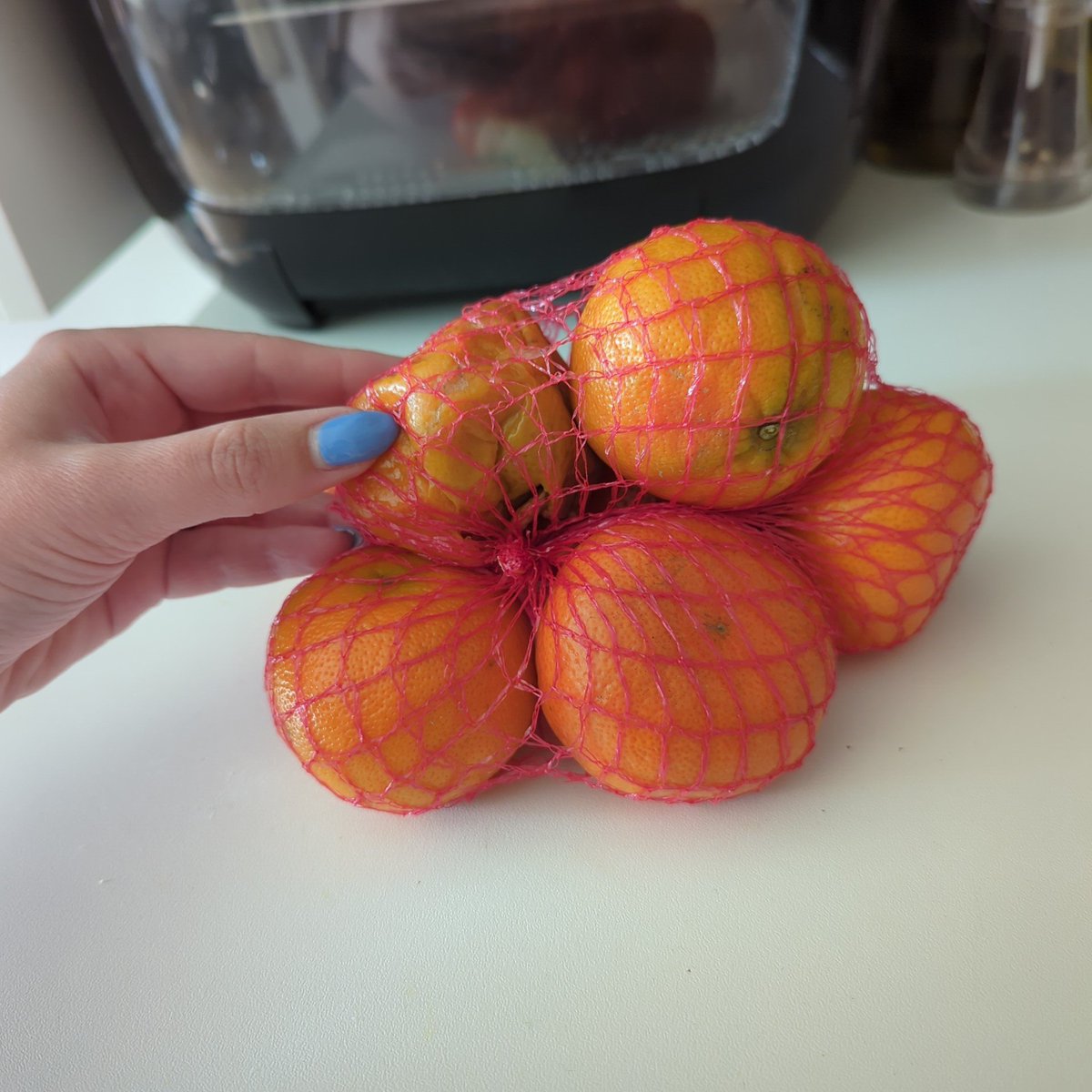 bethchudley's tweet photo. @Tesco why are you selling oranges that are literally rotten?? My fiance bought these today and one is completely rotted and the rest on their way - he said he picked the one with the least rotten fruit in it! This is vile 🤢 https://t.co/2gAOgLG4TO