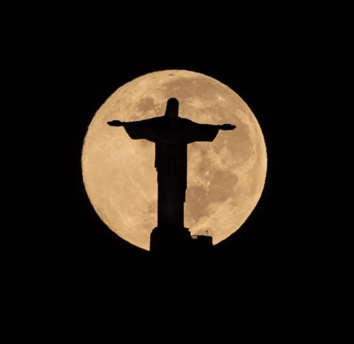 Preto e imponente. O Cristo Redentor ficou assim há pouco. Uma ação de solidariedade que me emociona. Mas quero, sobretudo, inspirar e trazer mais luz à nossa luta. 

Agradeço demais toda a corrente de carinho e apoio que recebi nos últimos meses. Tanto no Brasil quanto mundo…