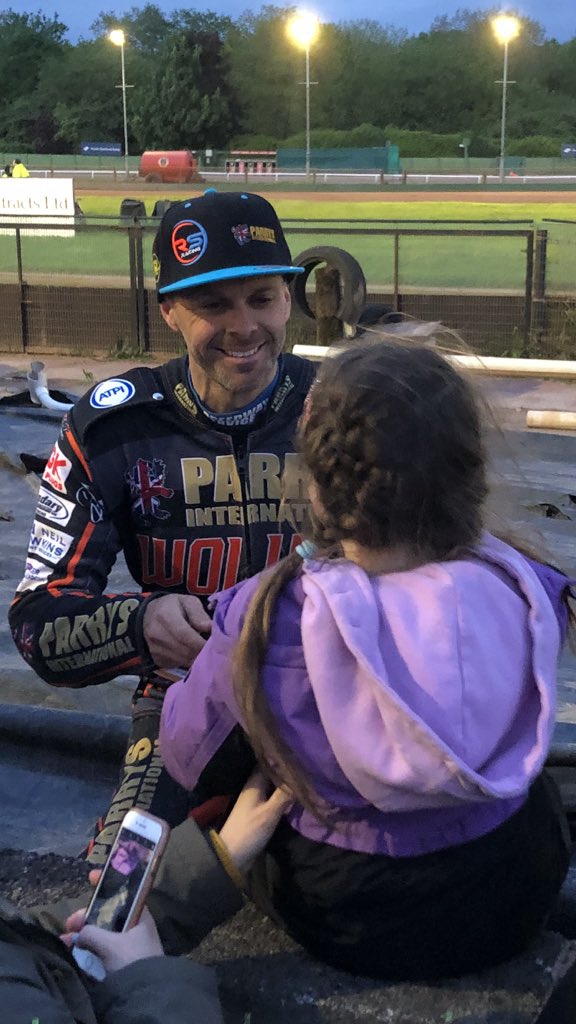 importanttohope's tweet photo. Thank you @RorySchlein3 for looking after our daughter at @WolvesSpeedway tonight as a mascot. She loved every minute. Great heat 13 well done Rory and the wolves on a amazing win. #SaveWolvesSpeedway https://t.co/dC75aUZTei