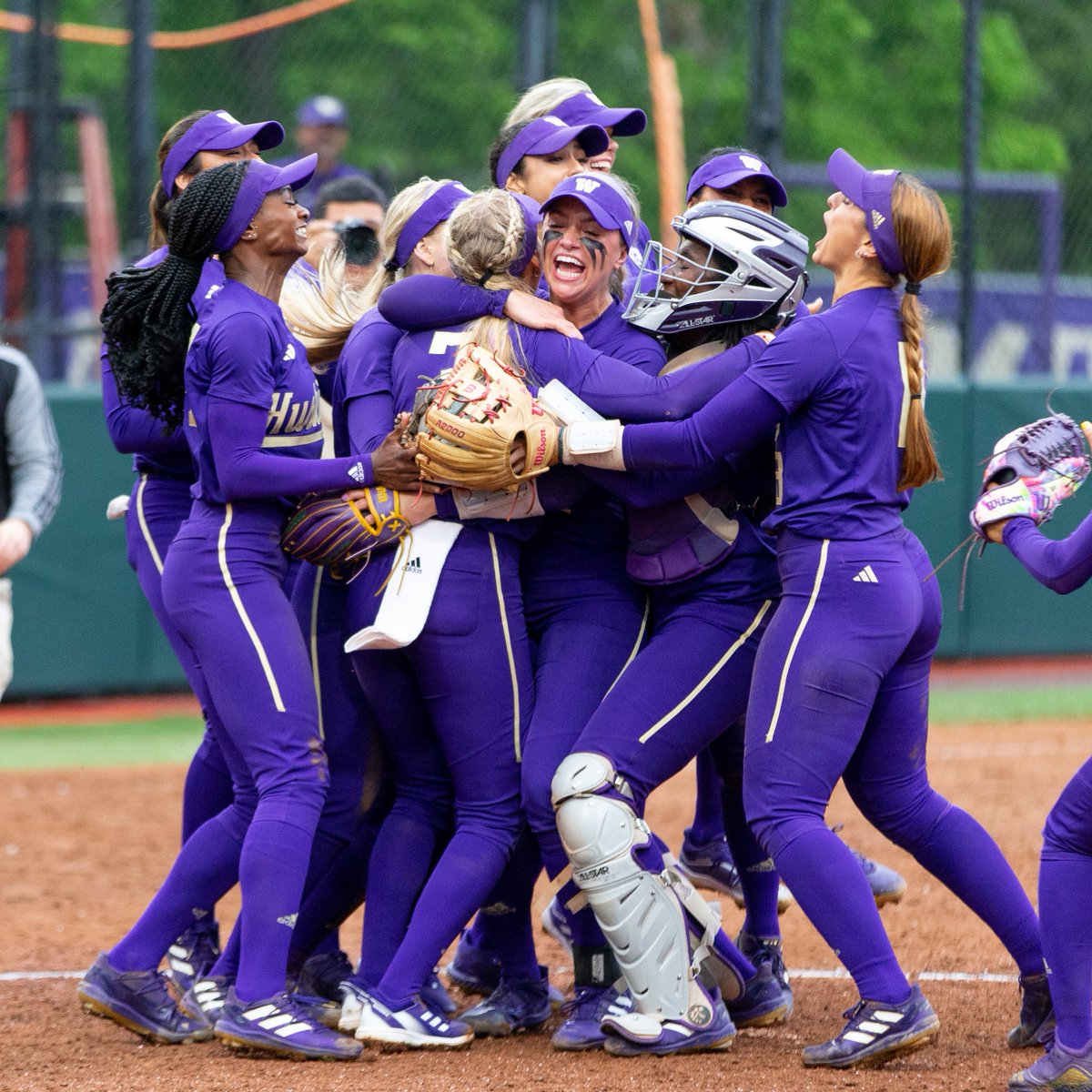 Vote for the #RoadToWCWS Photo of the Week 📸 

1️⃣ <a href="/LibertySB/">Liberty Softball</a> Safe at home 🏠
2️⃣ <a href="/OregonSB/">Oregon Softball</a> Cool her off 💦
3️⃣ @StanfordSb Feeling super 🥳
4️⃣ <a href="/UWSoftball/">Washington Softball</a> Comeback complete ✅