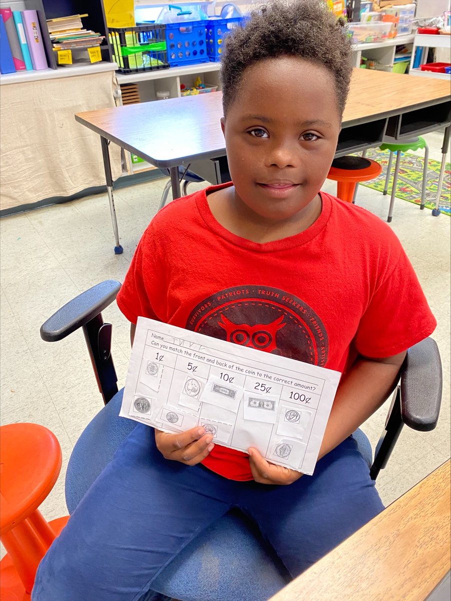 FondeElementary's tweet image. Mrs. Jacobs&apos; students have been studying money and communities in Social Studies. They attended the career parade and her 5th grader took special pictures. #CelebrateFonde @MobilePublicSch #LearningLeading