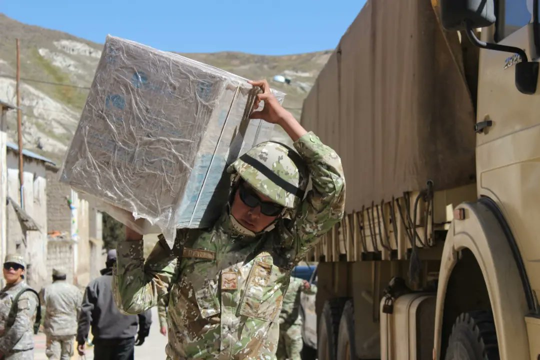 #Puno| Personal militar del Comando Operacional del Sur (4ta Brig Mtñ) del #CCFFAA realizó una acción cívica que permitió que pobladores del distrito San Antonio de Esquilache recibieran atenciones médicas en diferentes especialidades y medicamentos de manera gratuita. 1/2