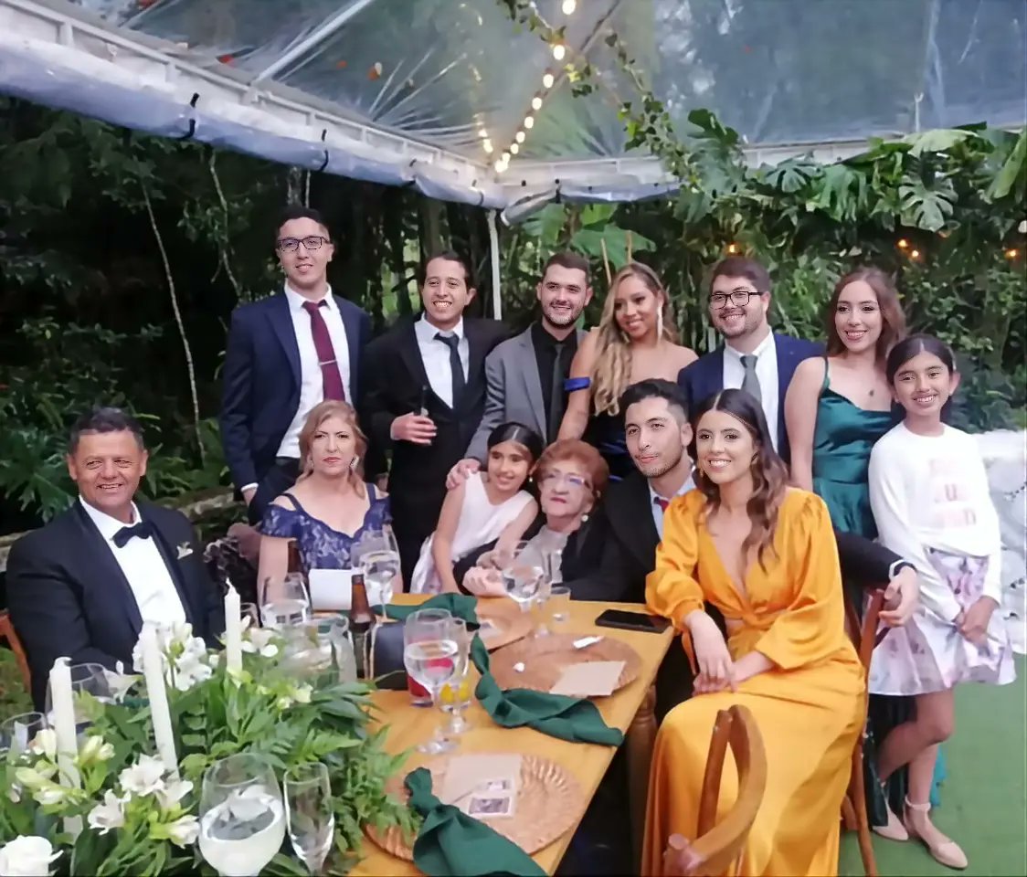 Con el corazón llenito de felicidad vivimos en familia el matrimonio de mi sobrina Ana Milena. Tengo 7 sobrinos y ella es la primera en casarse.

Que Dios sea la base de esta bonita unión, los bendiga y los acompañe siempre.
#Familia