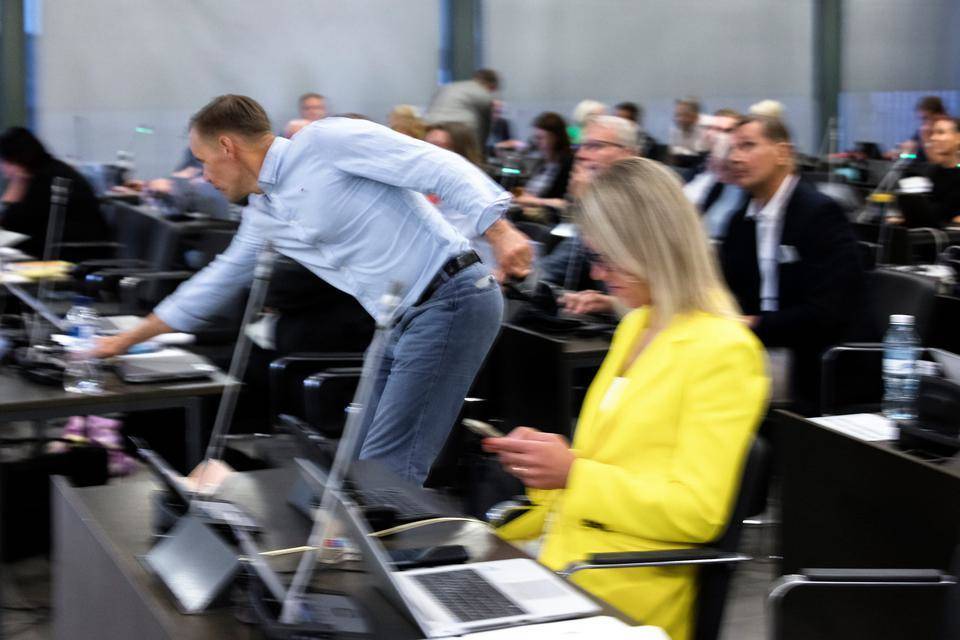 VantaanSanomat's tweet photo. Juuri nyt | Vantaalle rakennetaan ratikka – Historiallinen päätös syntyi yli viiden tunnin keskustelun jälkeen https://t.co/rVco6v9dYq https://t.co/vsLThvO4J3