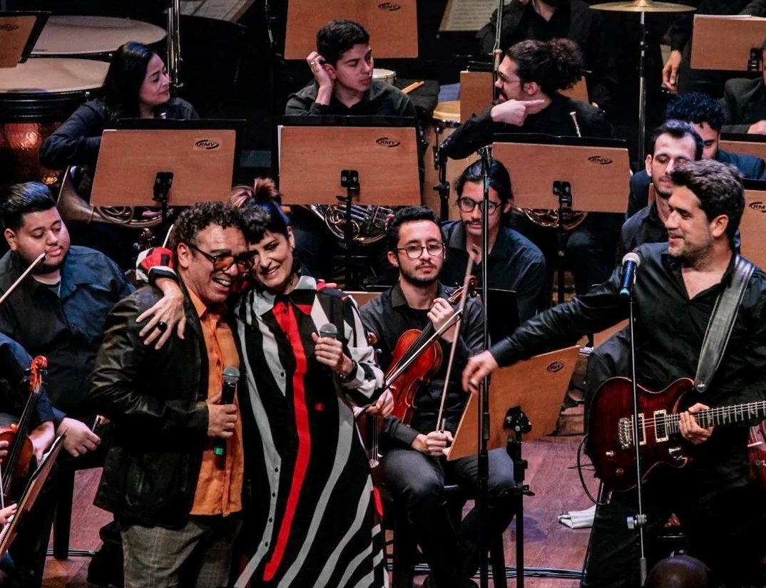 AbreuFernanda's tweet photo. Que domingo lindo que vivi ontem no @teatro_b32. Quero agradecer ao querido @wsimoninha pelo convite pra participar dessa super homenagem à nossa eterna @RitaLee ❤️ Foi emocionante estar ao lado dos queridos Simoninha, @sideraloficial, e da Orquestra Sinfônica Heliópolis. https://t.co/lXM1XGpzMB