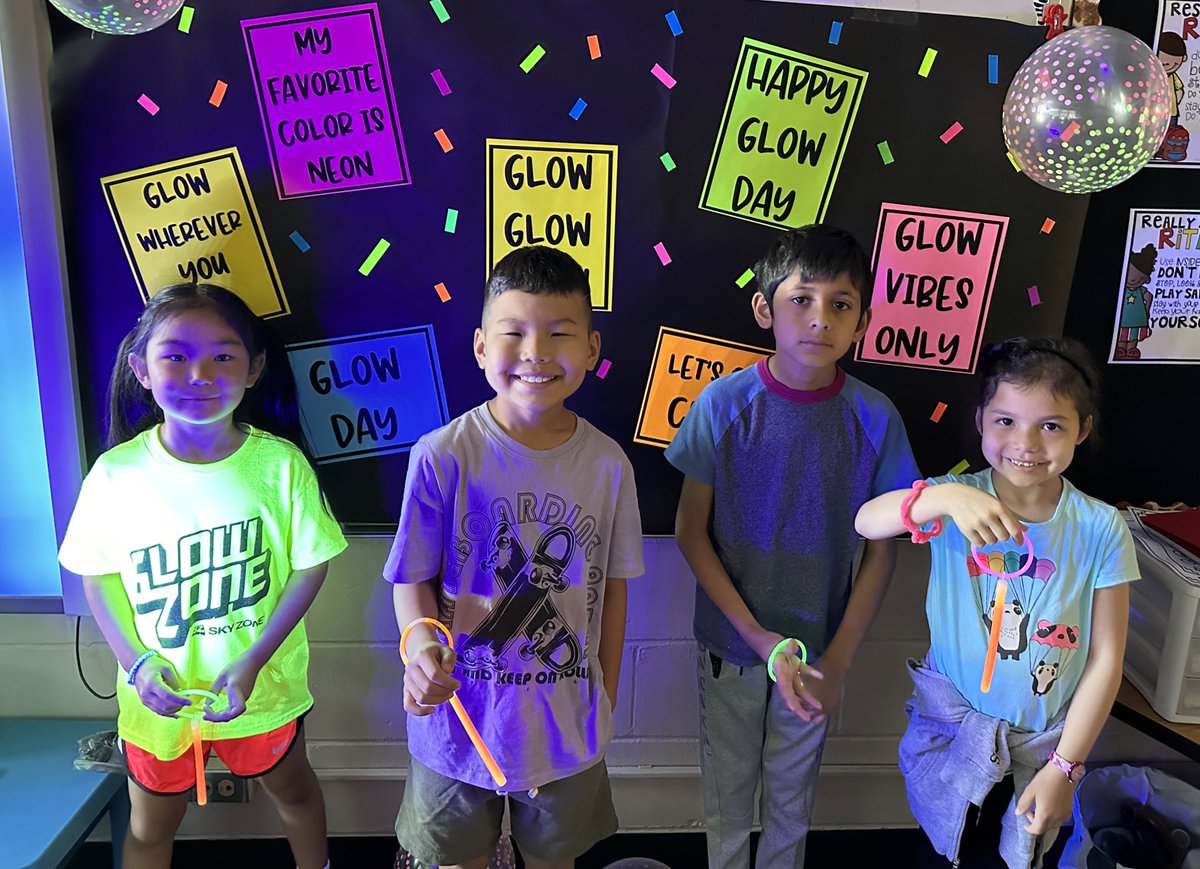 Neon Day!!!💗 We✨GLOW✨wherever we go!🌟#WBPandas #WeareD34