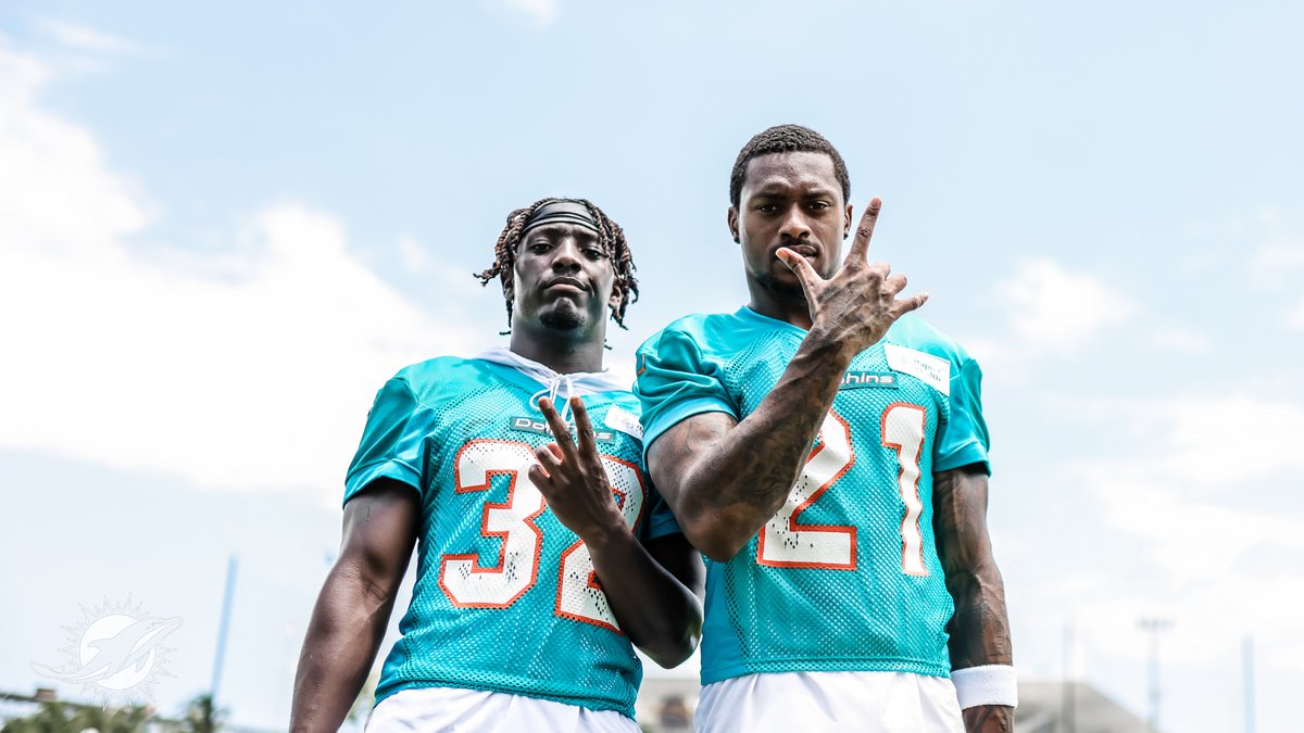 MiamiDolphins's tweet photo. OTAs in our natural habitat 🌧🐬 https://t.co/Hf8bW7E3jL