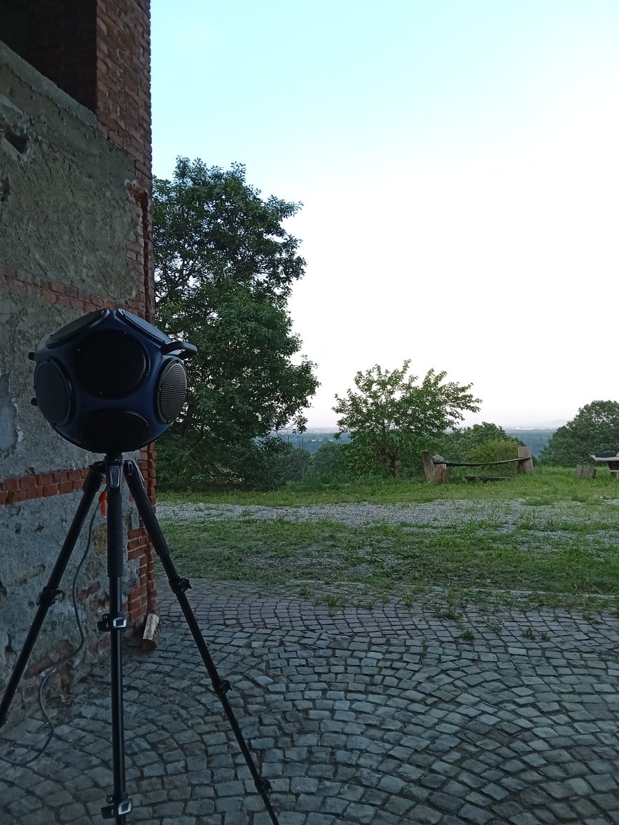 Tonight we start with the anthropic noise in the field. The sound source is a dodecahedron that emits constantly. At the same time we record bats activity. This will allow us to study the possible effects of noise on the community.
#bats #fieldseason #noiseresearch #wildlife