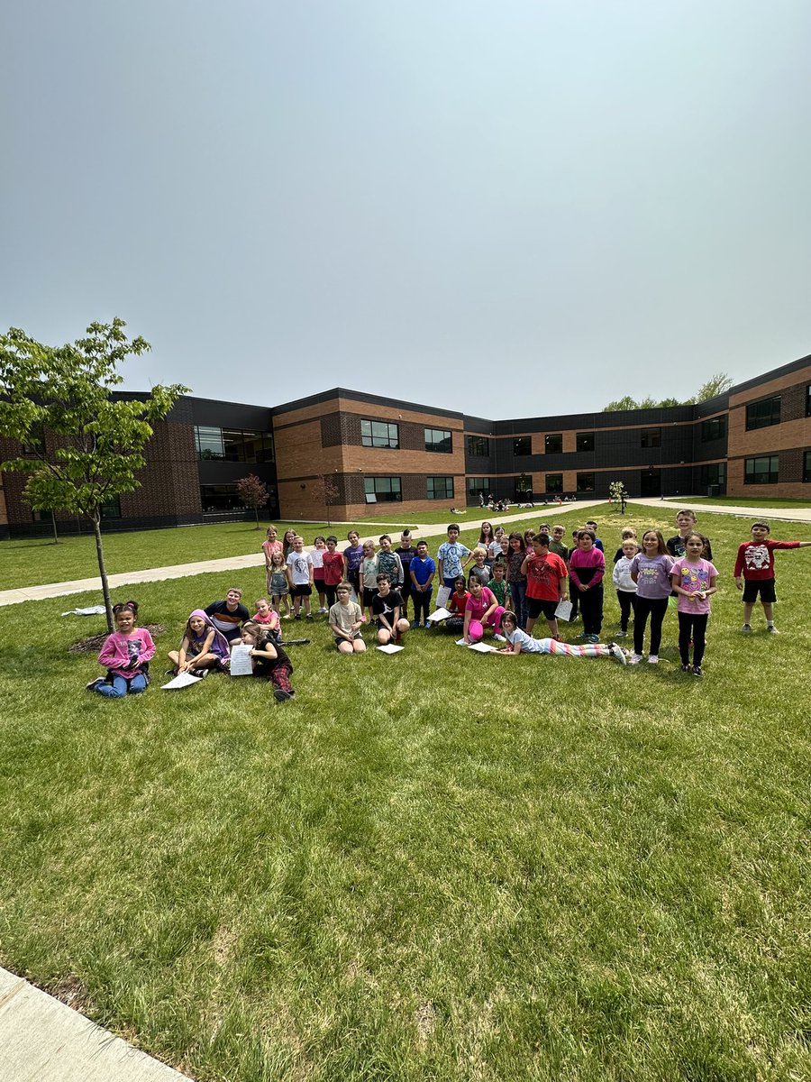 mrsstrickerNR's tweet photo. O is for Outdoor Read Aloud Day with some 3rd grade buddies! @Rtarteach3 #norobears https://t.co/7ywmXZU1lU