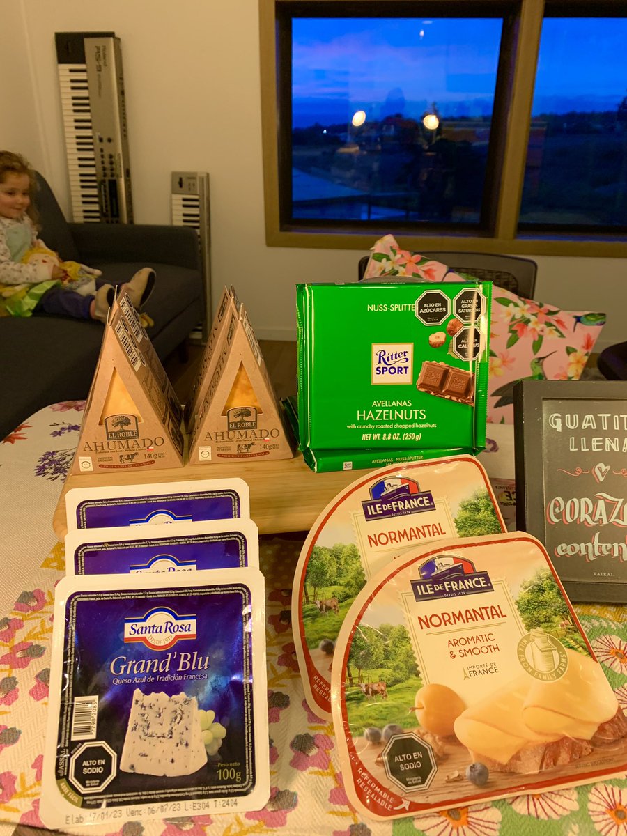 YVendetta_'s tweet image. Mañana con toda la fe del mundo. Y después de darle un gran beso a Isidorita ( mi hija) .  Tomaré el Bus a Santiago, para vender estos ricos productos. Deséenme Suerte!!! 🍀 (RT)