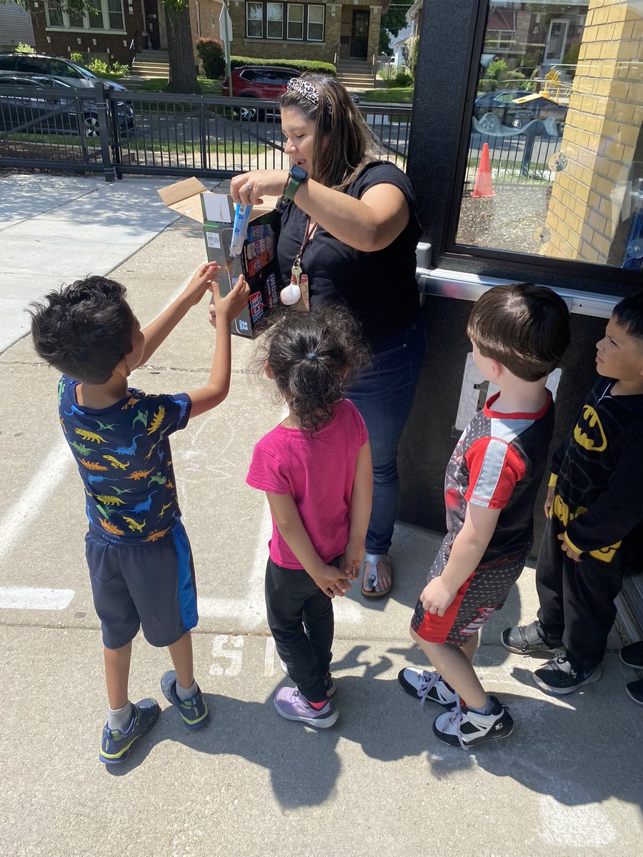 Thank you so much @MissSamayoa for our delicious treat this afternoon! 😋 ¡Un día soleado y perfecto para que los estudiantes de KL recibieran su recompensa! 💙🐯💛 #EmersonD100 #d100inspires #d100inspira