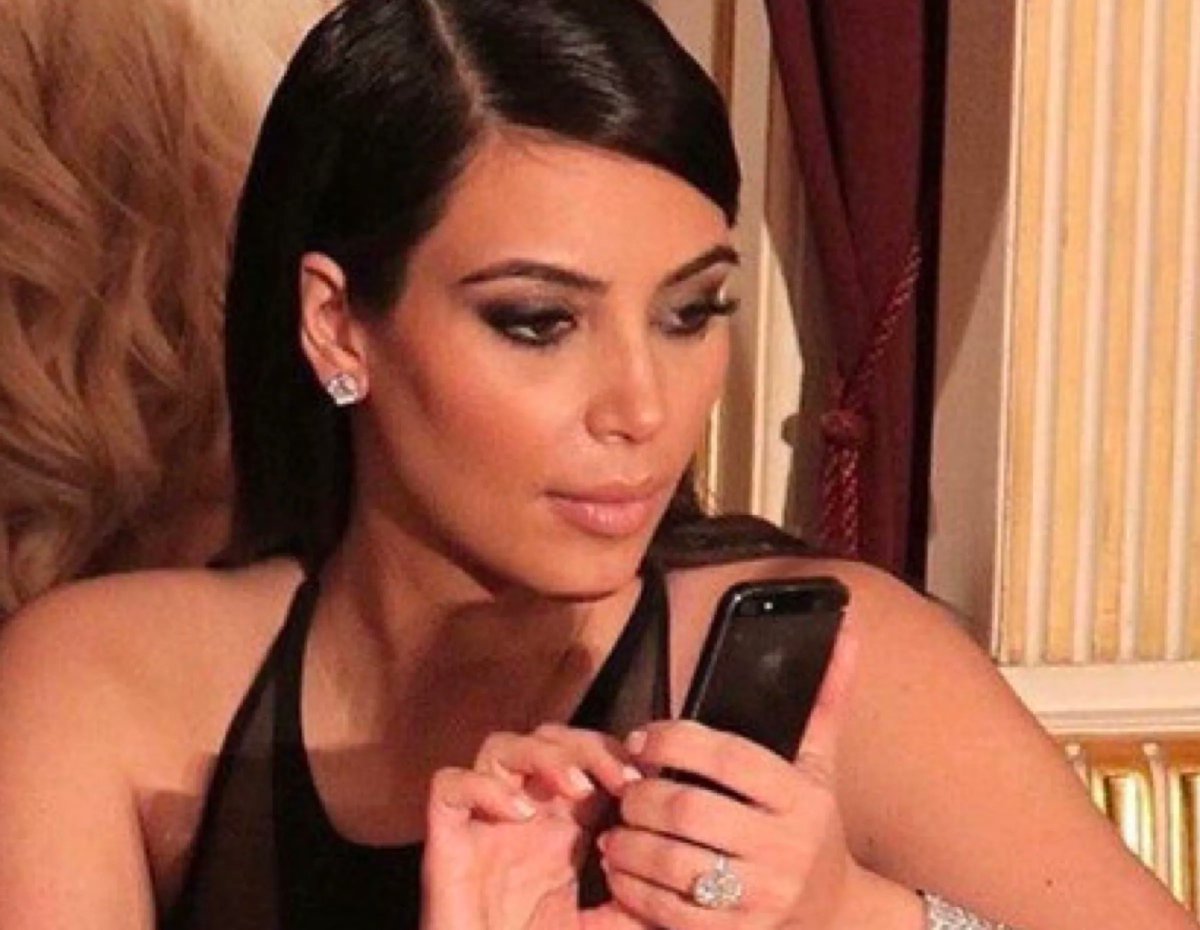 9GAG: My delusional self thinking that posting a story will make my crush text me